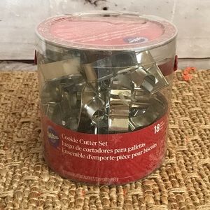 Final Clearance Wilton 18 Piece Christmas Holiday Cookie Cutters